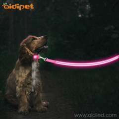 Logo personnalisé lumineux marque led chien laisse pour animaux de compagnie marchant à l'extérieur lueur dans la laisse pour animaux de compagnie de chien sombre