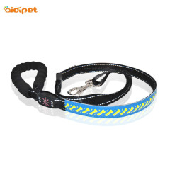 Hohlmuster Lederleine für Hund AIDI Licht Hundehalsband mit Leine USB Beliebte Led Hundeleine Großhandel