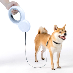 Laisse de chien rétractable multifonctionnelle avec lampe de poche Led peut mettre des sacs de merde à l'intérieur de l'usine de laisse pour animaux de compagnie rétractable à Led