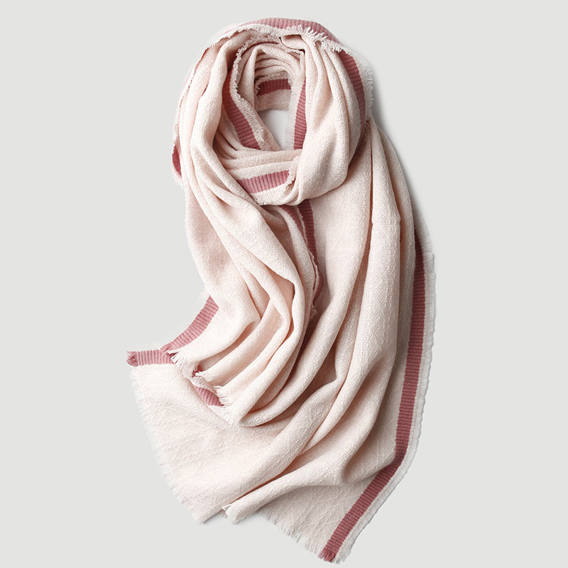 Легкая шерстяная шаль-шарф в клетку с ромбами и кисточкой