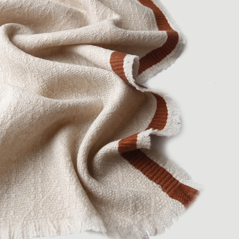 Легкая шерстяная шаль-шарф в клетку с ромбами и кисточкой