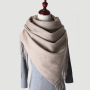 Luxuriöser Damen Schal aus 100% Merinowolle und Kaschmir mit aufgesticktem Logo