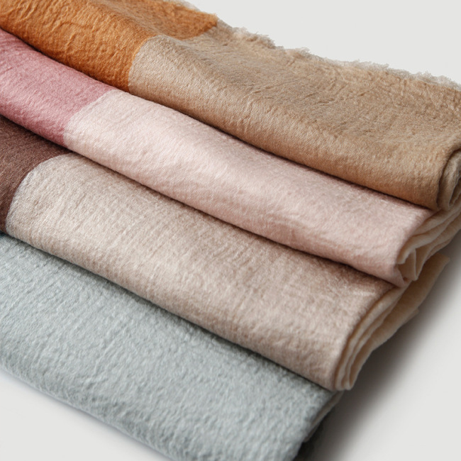 Châle en laine plissée satinée 200 fils avec contraste de couleur en gros