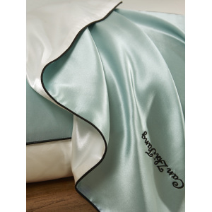 Personnalisez vos taies d'oreiller en soie avec logo brodé avec bord roulé