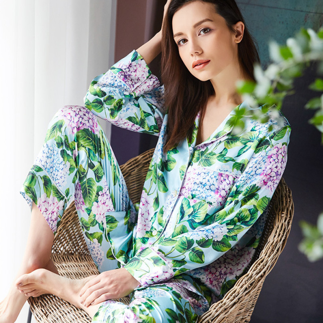 Pyjama en soie à impression numérique de conception de fleurs vertes personnalisées pour femmes