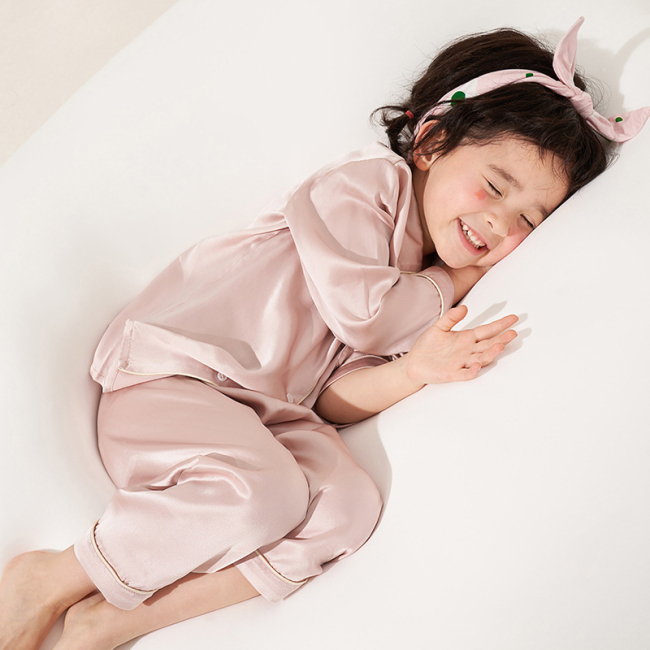 Benutzerdefinierte Kinder Stickerei Logo Maulbeerseide Pyjama Set
