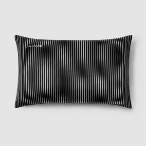 Benutzerdefinierte schwarz-weiß gestreifte bedruckte Kissenbezüge aus Seide mit besticktem Logo