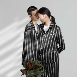 Conjunto de pijama de seda para casal com estampa de listras personalizadas