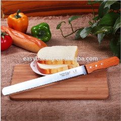 Нержавеющая сталь эксперта кухни с ножом деревянной ручки зазубренным тортом