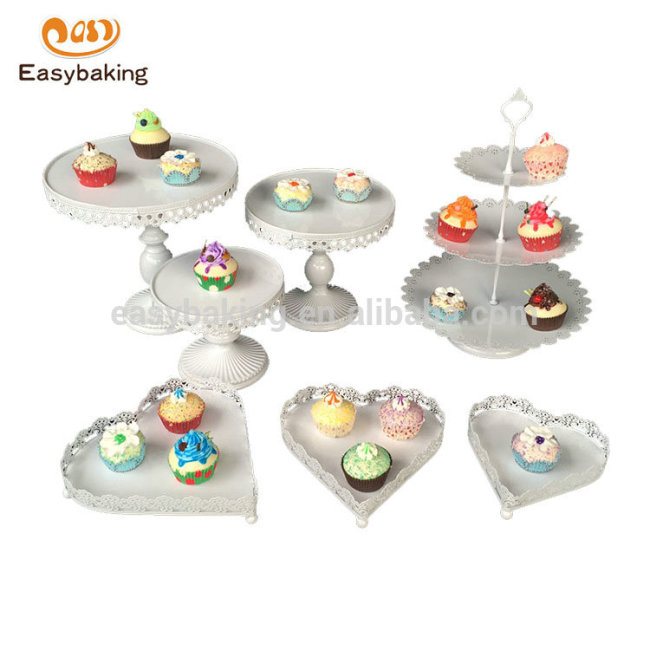Soporte de pastel de metal de muchas formas de alta calidad personalizado de fábrica de China para el hogar o la boda