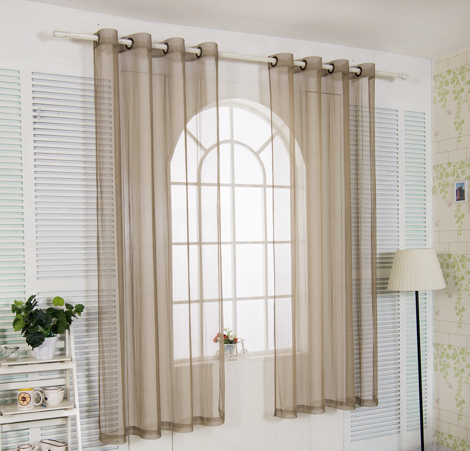 Electromagnetic wave shielding curtain