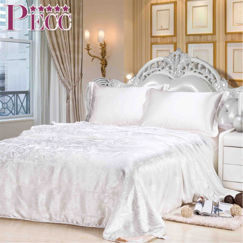 Couette King Size en tissu jacquard classique avec housse en coton et duvet de canard Couette King Size en tissu jacquard classique avec housse en coton et duvet de canard