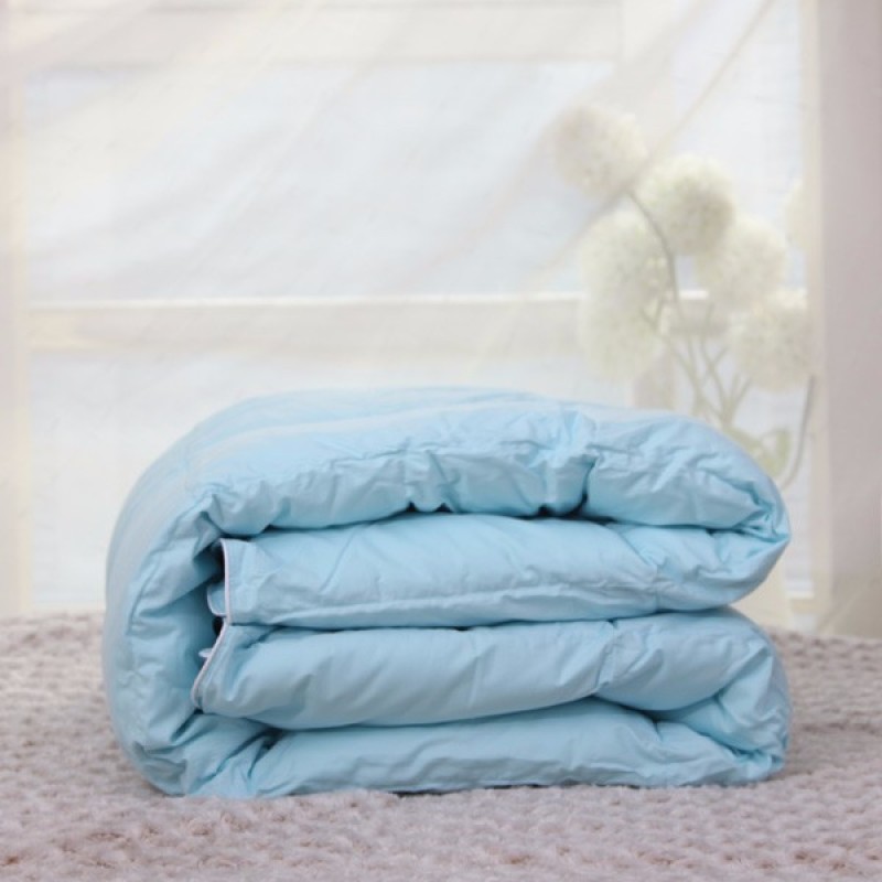 Edredón de hotel, edredón relleno de plumas y plumas de ganso de colores.