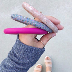 Amazon hot sale custom fashion trend silicone glitter wristlet bracelet keychain