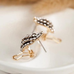 2020 Hot sales amazon flashy diamond angel short style lady elegant permanent earrings for daily