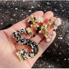 2020 INS amazon korean latest luxury fashion bulk girls rhinestone crystal letter brooches for women lady