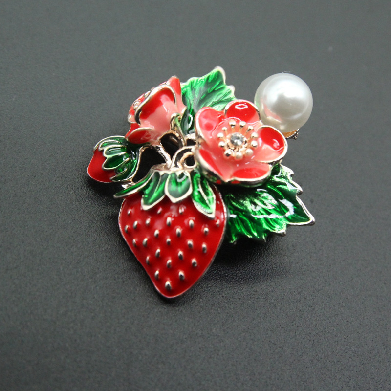 New Fashion Jewelry Designer Painted Enamel Strawberry Brooches for Women