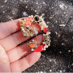 2020 INS amazon korean latest luxury fashion bulk girls rhinestone crystal letter brooches for women lady