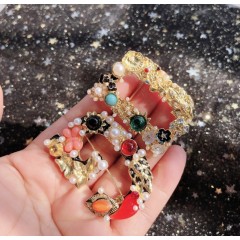 2020 INS amazon korean latest luxury fashion bulk girls rhinestone crystal letter brooches for women lady
