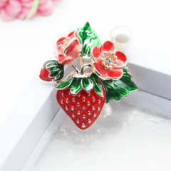 New Fashion Jewelry Designer Painted Enamel Strawberry Brooches for Women
