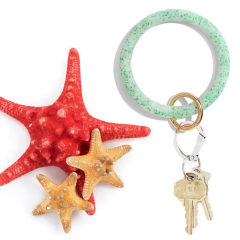 Amazon hot sale custom fashion trend silicone glitter wristlet bracelet keychain