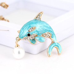 Bulk custom fashion jewelry designer women alloy dolphin brooch with pearl