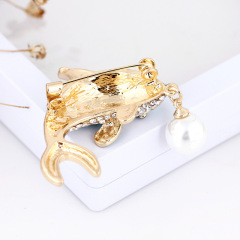 Bulk custom fashion jewelry designer women alloy dolphin brooch with pearl