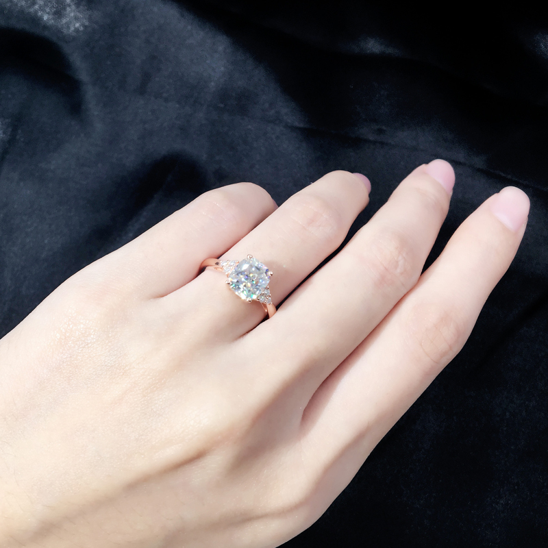Personalized sterling silver 2 carat diamond engagement moissanite diamond ring Personalized sterling silver 2 carat diamond engagement moissanite diamond ring