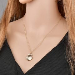 Customized wholesale shell jewelry for women fashion design big shell necklace