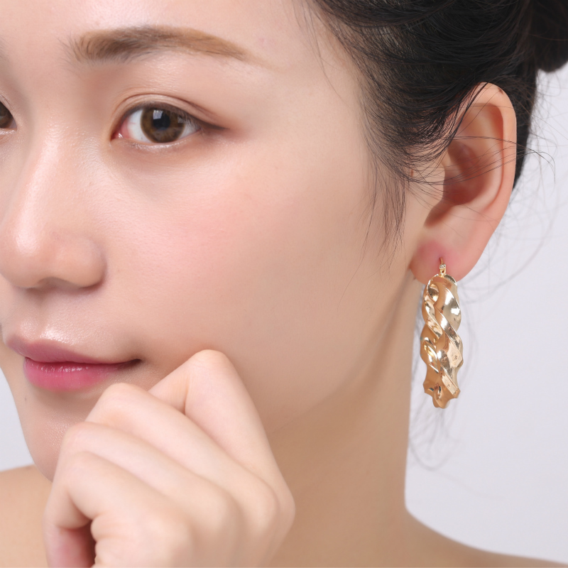 Wholesale manufactures fashion circle design women twisted large earrings Wholesale manufactures fashion circle design women twisted large earrings
