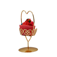 Support décoratif mignon de petit gâteau d'or de fer de forme de coeur pour le mariage de thé d'après-midi