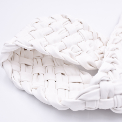 Moda personalizada Simplicidad Pu tejido a mano Faxu Decoración de cuero para zapatillas Sandalias Zapatos de mujer