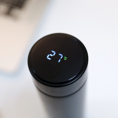 Coffret cadeau d'entreprise personnalisé avec carnet en cuir, stylo et bouteille d'eau. Carnet de notes professionnel de luxe. Coffret cadeau promotionnel avec logo et stylo.