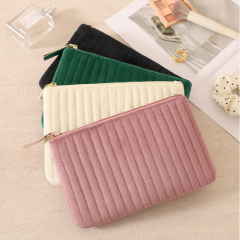 Trousse de maquillage en flanelle tendance avec fermeture éclair et rangement intégré.