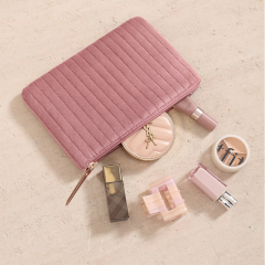 Trousse de maquillage en flanelle tendance avec fermeture éclair et rangement intégré.