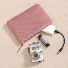 Trousse de maquillage en flanelle tendance avec fermeture éclair et rangement intégré.