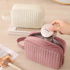 Trousse de maquillage portable en velours avec logo personnalisé, poignée de voyage, grande capacité, pour femmes.