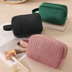 Trousse de maquillage portable en velours avec logo personnalisé, poignée de voyage, grande capacité, pour femmes.