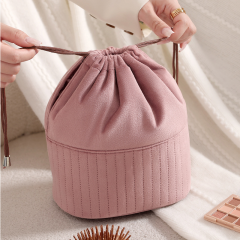 Trousse à maquillage en flanelle avec fermeture à cordon, rangement facile et multifonctionnelle.