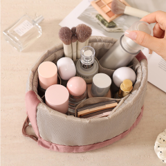 Trousse à maquillage en flanelle avec fermeture à cordon, rangement facile et multifonctionnelle.