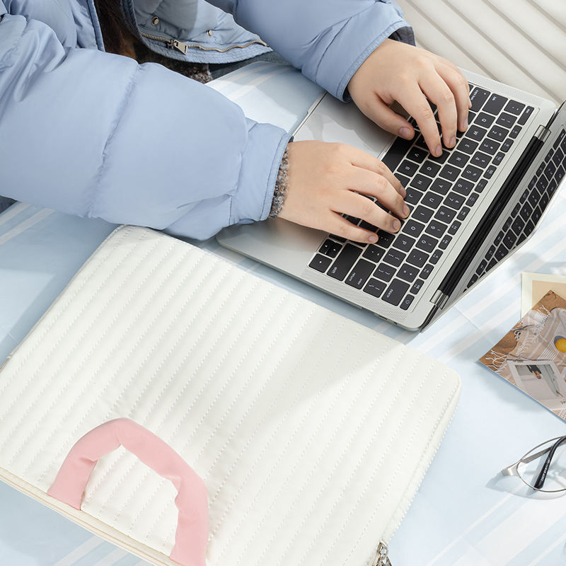 OEM ODM Padded Quilted Laptop Sleeve Luxury Bubble Design Protective Notebook Bag Case for Corporate Gift Wholesale