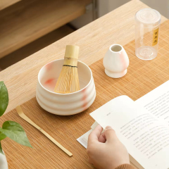 Coffret cadeau essentiel pour la cérémonie du matcha : bol, cuillère en bambou, fouet à matcha et bol.