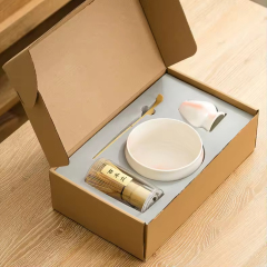 Coffret cadeau essentiel pour la cérémonie du matcha : bol, cuillère en bambou, fouet à matcha et bol.