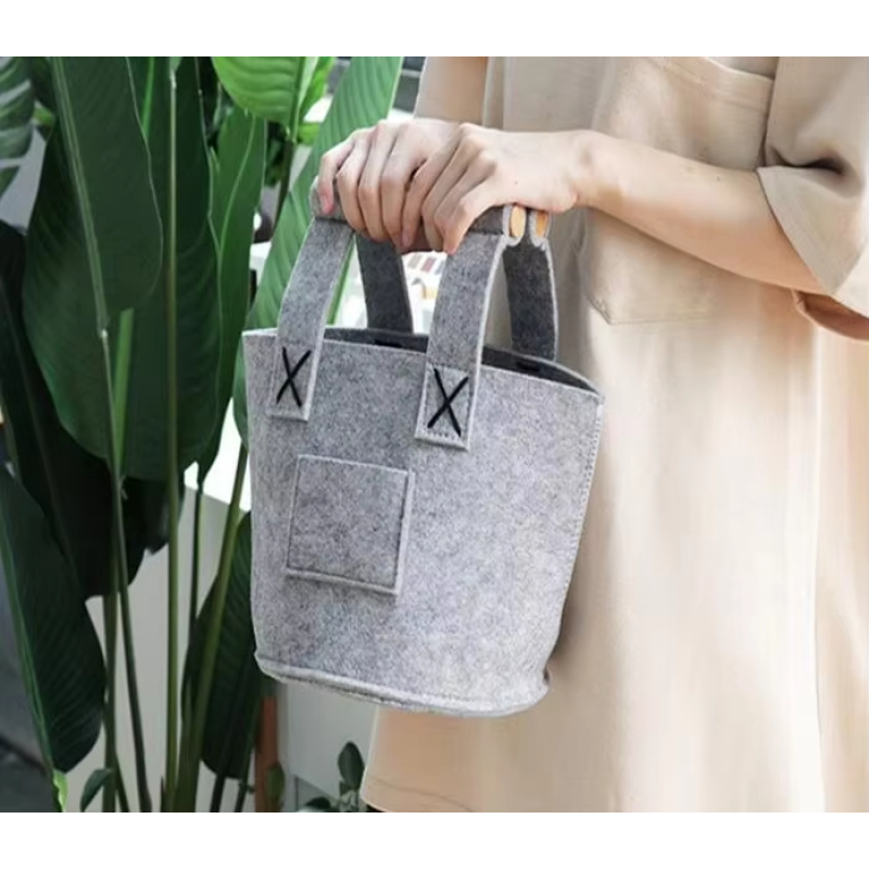 Sac à lunch isotherme en feutre avec logo personnalisé et poignée en bois