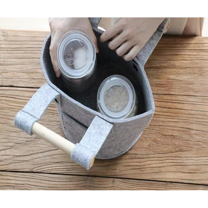 Sac à lunch isotherme en feutre avec logo personnalisé et poignée en bois