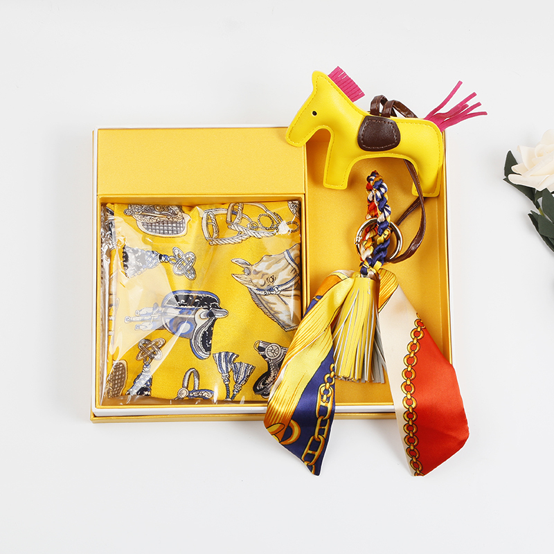 Luxury Valentine Mothers Day Gift Set 100% Silk Scarf Keychain For Women