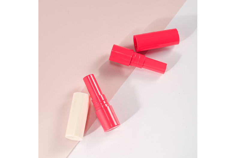 7 главных трендов 2025 года для фирменных тюбиков блеска для губ, помады и бальзама для губ