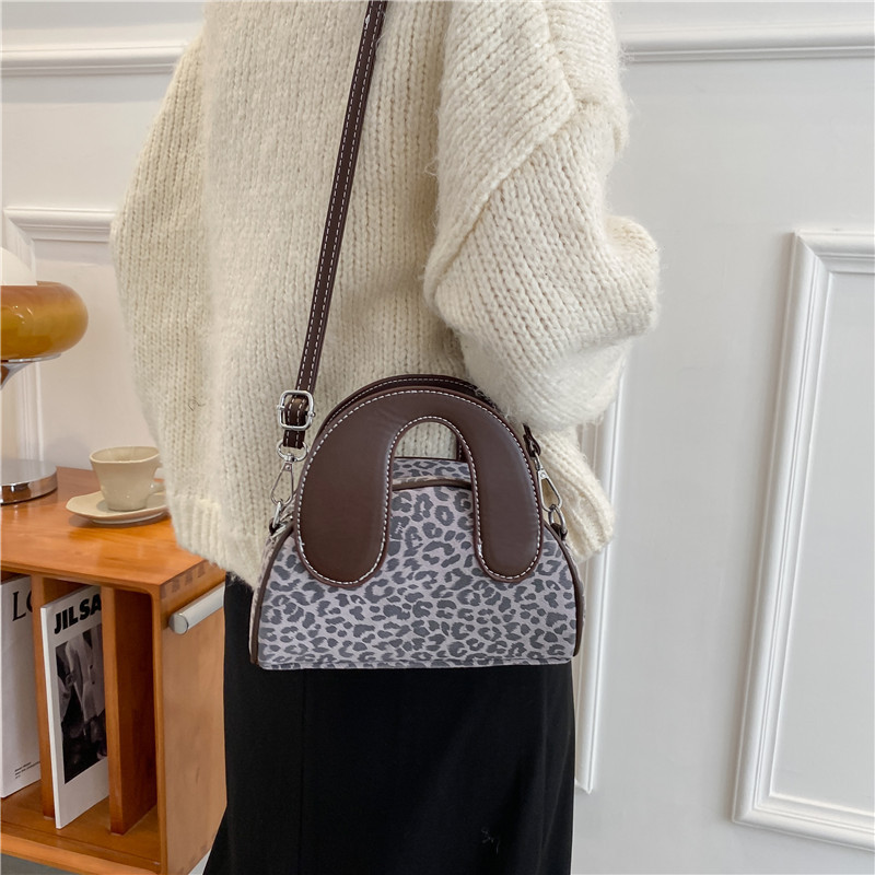 2021 Autumn New Niche Design Leopard Crossbody Shoulder Dumpling Bag Ins Fashion Printed Women Purses And Handbags