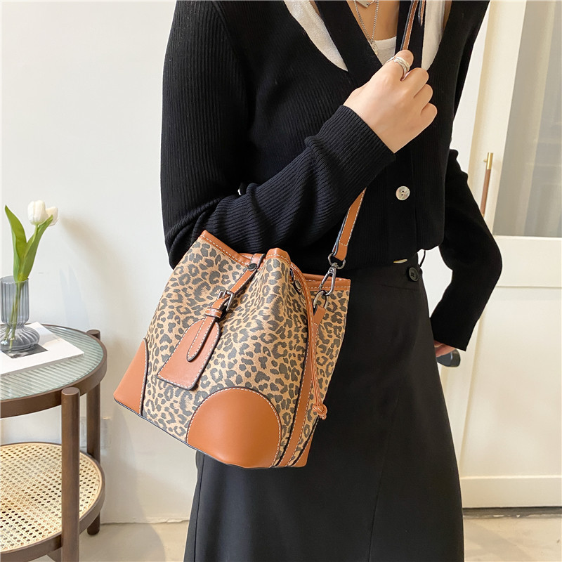 2021 New Trendy Fashion Handbag Leopard Crossbody Hangbags Ins Influence  All-Match Bucket Bag Women Hand Bags
