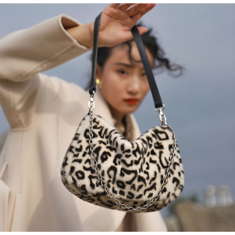 Ins 2021 New Trendy Fashion Handbag Wild Shoulder Handbag Autumn Winter Plush Leopard Print Underarm Bag Female Women Hand Bags